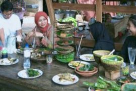 Mengembangkan perekonomian berbasis kolaborasi pariwisata dan UMKM