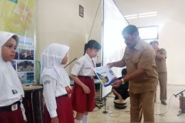 Belitung salurkan beasiswa pendidikan "Simpor" kepada ratusan siswa