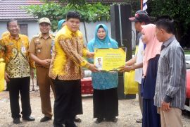 PKK Kalsel serahkan 250 penyambung jaringan listrik di Aluh-Aluh