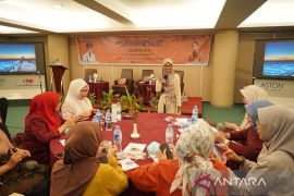 Dinas Koperasi dan DWP Makassar menggelar pelatihan merajut