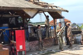 Petugas gabungan bongkar rumah makan di RTH Gadobangkong