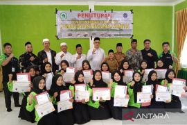 Pelatihan pembuatan busana wanita Ponpes Ruhul Islam berakhir