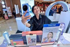 Pameran gawai teknologi layar lipat digelar di Surabaya