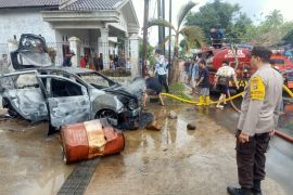Polres Tabalong olah TKP kebakaran dua mobil di SPBU