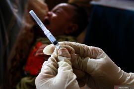 Penyuntikan Vaksin PCV ke Balita Page 1 Small