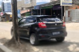 Masyarat keluhkan para pengendara mobil yang sering parkir sembarangan di jalan Tanjung Dako Page 1 Small