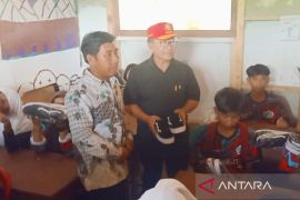 Pemkab bantu 40 sepatu dan alat sekolah untuk siswa SMP tak mampu