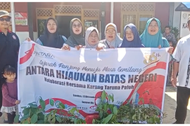 KT Paloh dan PKK Desa Nibung ikut aksi ANTARA Hijaukan Batas Negeri