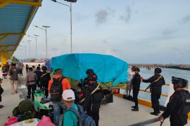 Polres Aru awasi surat suara Pemilu 2024 yang tiba di  Dobo