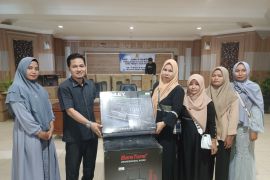 Dua anggota DPRD Banjarbaru serahkan bantuan kepada kelompok maulid