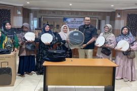 Anggota DPRD Nurkhalis serahkan bantuan peralatan Maulid Habsy
