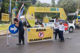 Dishub HSS pasang "road barrel" cegah parkir liar dan kemacetan