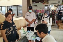 BPJAMSOSTEK Depok kampanye kerja keras bebas cemas di Pasar Cisalak