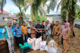 Pemkab Pasaman Barat bertahap lengkapi sarana nelayan upaya tingkatkan produksi ikan