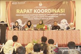 KPU Kalsel edukasi pemilih pindah lokasi mencoblos pada Pemilu 2024