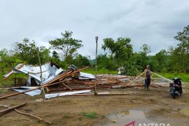 Dinsos dan BPBD Koltim bantu korban angin puting beliung