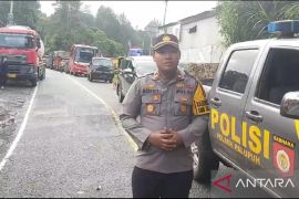 Jalur Bukittinggi-Medan terhenti akibat lima titik longsor