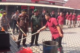 Lapas Ngawi musnahkan barang terlarang hasil razia kamar narapidana