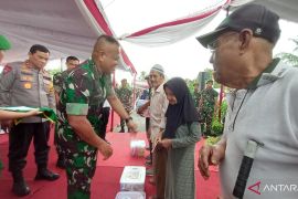 Pangkostrad serahkan 500 paket sembako di Dusun Bariga