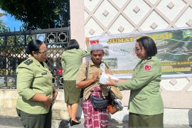 Kowad Kodam Pattimura bagi makanan gratis untuk warga sambut HUT ke-62