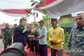 Kostrad - PT Timah serahkan 1.200 bibit buah di Beriga