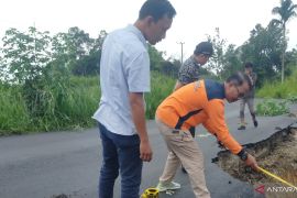 Jalan lintas provinsi OKU Selatan Sumsel nyaris putus oleh longsor