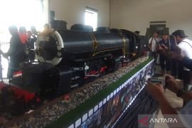 Miniatur lokomotif uap dipamerkan di Stasiun Garut
