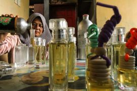 8 parfum isi ulang wanita favorit beraroma floral, fruity, oriental