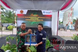 Pangkostrad - Dirut PT Timah serahkan ratusan paket sembako di Dusun Beriga