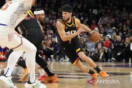 Suns benamkan Pacers 133-98, Booker cetak 33 poin