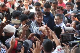 Capres Ganjar kunjungi pedagang di Pasar Kranggan Bekasi