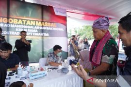 Panglima Kostrad tinjau pelayanan mobil sehat PT Timah di Desa Beriga, warga antusias berobat