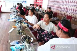 LLK UKM Biak melatih ketrampilan menjahit perempuan OAP