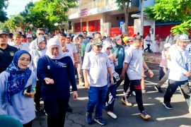 Gubernur Khofifah jalan sehat bersama warga di Situbondo