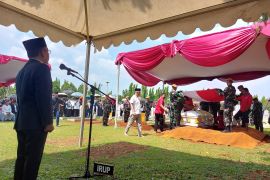 Mensesneg pimpin prosesi pemakaman jenazah Kuntoro  Mangkusubroto di TMP Kalibata