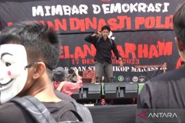 Mahasiswa menggelar mimbar demokrasi di Makassar suarakan isu kebangsaan