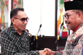 Gubernur Maluku  salurkan 100 Alkitab di Maluku Tengah menjelang Natal