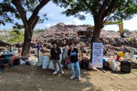 Belasan komika gelar aksi "open mic" di TPA Mrican Ponorogo