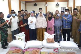 Pemkab Bone Bolango serahkan bantuan program kerawanan pangan