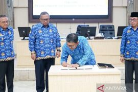 ASN Pemkab Sukabumi tandatangani pakta integritas netralitas pada pemilu 2024