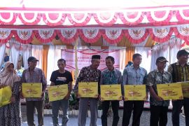 Kelompok tani di Jaro terima bantuan ternak sapi