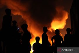 Kebakaran gudang tiner di Surabaya Page 1 Small