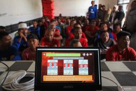 Memfasilitasi warga binaan Liponsos Keputih gunakan hak pilih