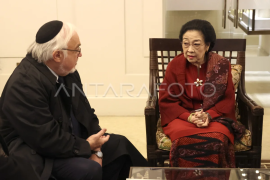 Megawati Soekarnoputri hadiri pertemuan Zayed Award Page 1 Small
