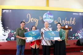 BNI Malang rayakan Natal dengan memberikan santunan kepada warga rentan