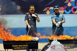 Bea Cukai Jateng-DIY musnahkan 537 bal pakaian impor  ilegal