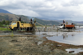 Menyedot pasir di Danau Sentani Page 1 Small