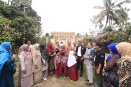 Pj Wako Payakumbuh serahkan bantuan korban kebakaran