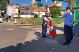 Bandung Barat pasang palang pintu perlintasan KA di Desa Cilame