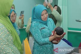 Rayakan Hari Ibu & IIDI Pangkalpinang, Safriati Safrizal serahkan akte lahir anak